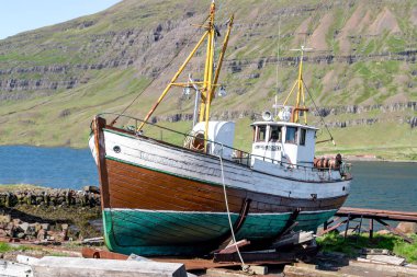 Eski balıkçı teknesi Seydisfjordur Harbor - İzlanda