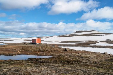 Kırmızı acil barınma kabin ayakta Seydisfjordur - İzlanda yakınındaki dağ
