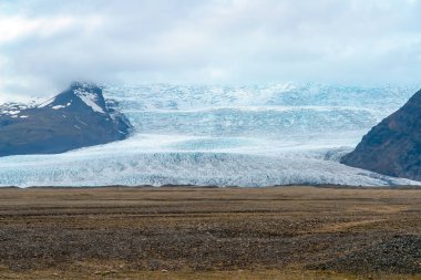 Bulutlu bir günde - İzlanda Vatnajokull Milli Parkı'nda buzulda. Avrupa'nın en büyük buzul Vatnajokull buzul olduğunu.
