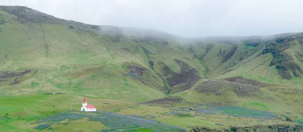 Pequeña Iglesia Madera Aislada Con Techo Rojo Vik Myrdal Islandia — Foto de Stock