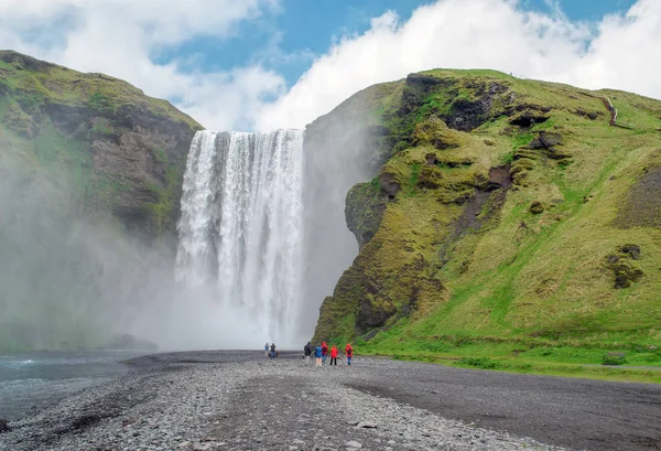 Καταρράκτης Skogafoss - Skogar χωριό, Ισλανδία — Φωτογραφία Αρχείου