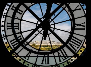 Paris cityscape Musee d'Orsay Seine Nehri, Tuileries Bahçesi, Palais royal view, Opera Garnier, Sacré-Coeur ve Montmartre tepe - Paris, Fransa ile dev saate aracılığıyla