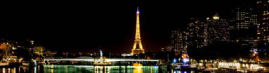 Paris, Fransa - 8 Ekim 2018: Gece panoramik Eyfel Kulesi bir arka plan - Paris, Fransa, özgürlük heykeli yinelemede ile Beaugrenelle bölgesinin