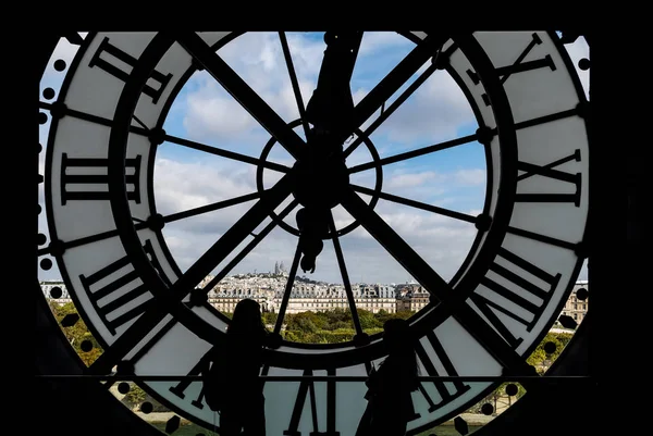 Paris stadsbild genom giant glas klockan på den Musee dorsay — Stockfoto