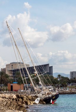 Palma de Mallorca fırtınada sonra kıyıda yıkanmış yat