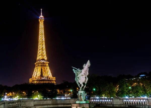 Pont de Bir-Hakeim por la noche - París, Francia — Foto de Stock