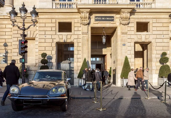Citroen DS21 parked in front of the Hotel de Crillon - Paris, France. — Stock Photo, Image