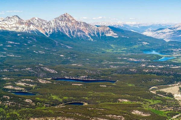 Vista de aves de los lagos Jasper desde la cima de la montaña Whistler - Canadá — Foto de Stock