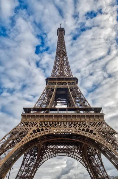 Breda skott av Eiffel-tornet - Paris, Frankrike — Stockfoto