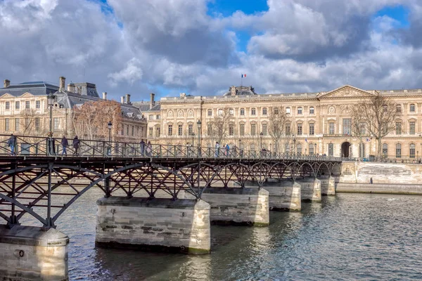 Az emberek séta a Pont des Arts - Párizs, Franciaország — Stock Fotó