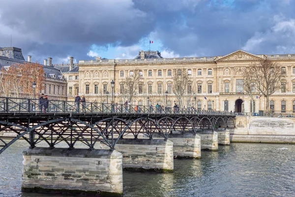 Az emberek séta a Pont des Arts - Párizs, Franciaország — Stock Fotó