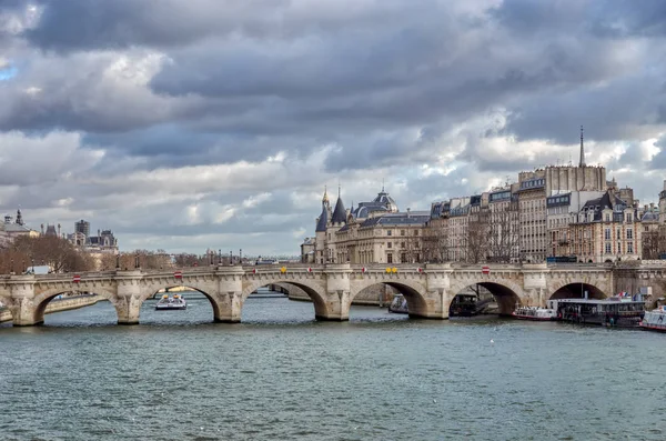 Pont Neuf and ile de la Cite в Парижі — стокове фото