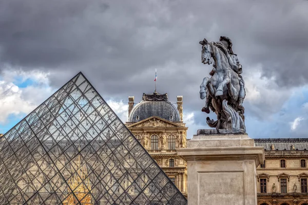 Estatua del rey Luis XIV frente al Palacio del Louvre en París — Foto de Stock