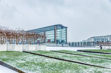 Parc Andre Citroen Paris üzerinde kar yağışı