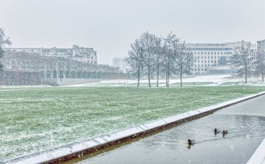Parc Andre Citroen Paris üzerinde kar yağışı