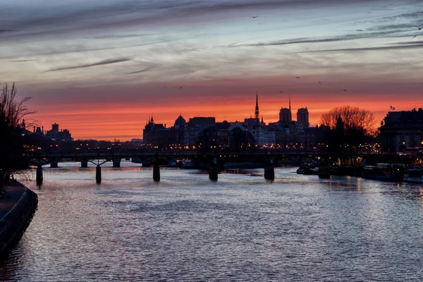 Východ slunce nad ile de la Cité v zimě - Paříž — Stock fotografie