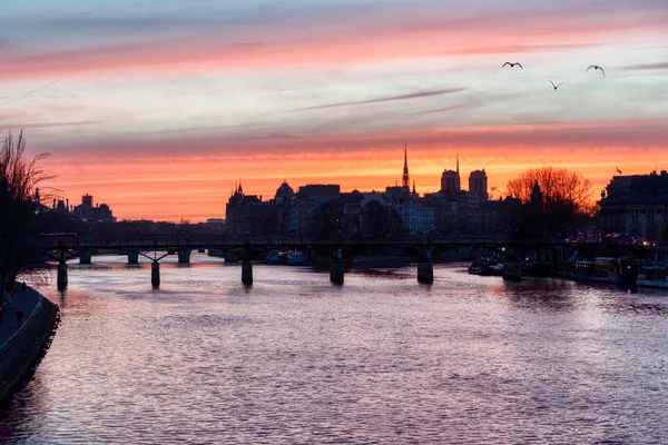 Wschód słońca nad ile de la Cite w zimie - Paryż — Zdjęcie stockowe