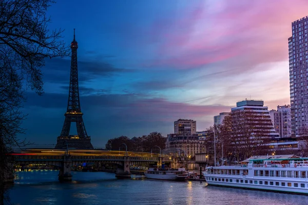 Este, hogy napi télen - párizsi Eiffel-torony — Stock Fotó