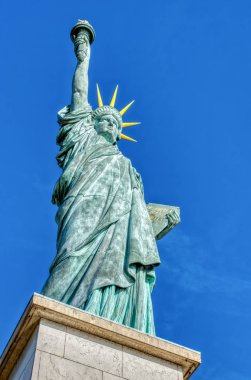 Özgürlük heykeli Paris'te günbatımı karşı kopyası