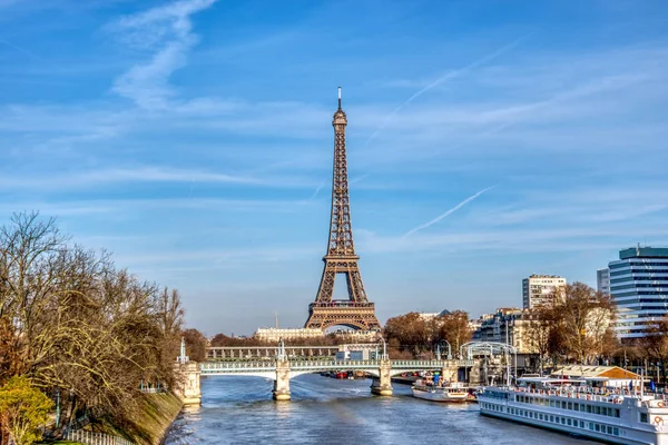 Torre Eiffel y Pont Rouelle - París — Foto de Stock