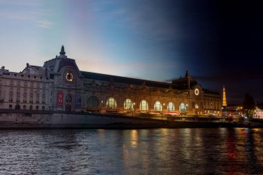 Musée d'Orsay gün gece geçiş - Paris