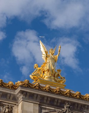 Uçak ve Paris Opera Garnier heykeli