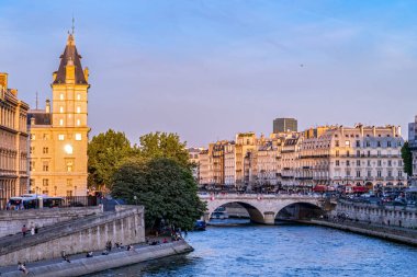 Saint-Michel köprüsü üzerinde Seine Nehri gün batımında - Paris, Fransa