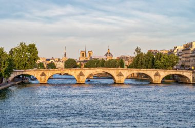 Pont Royal Köprüsü'nde altın saat - Paris, Fransa