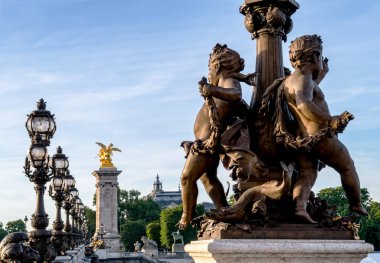 Pont Alexandre III Köprüsü - Paris heykeli yakın çekim