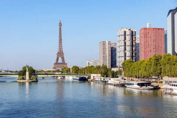 Első de Seine és az Eiffel-torony - Párizs, Franciaország — Stock Fotó