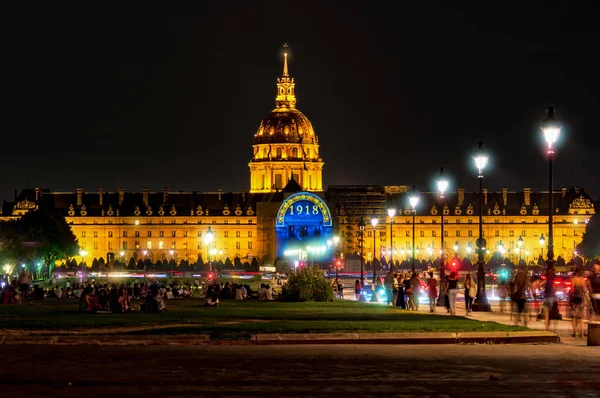 Esplanade des Invalides éjjel - Párizs, Franciaország — Stock Fotó