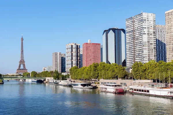 Első de Seine és az Eiffel-torony - Párizs, Franciaország — Stock Fotó