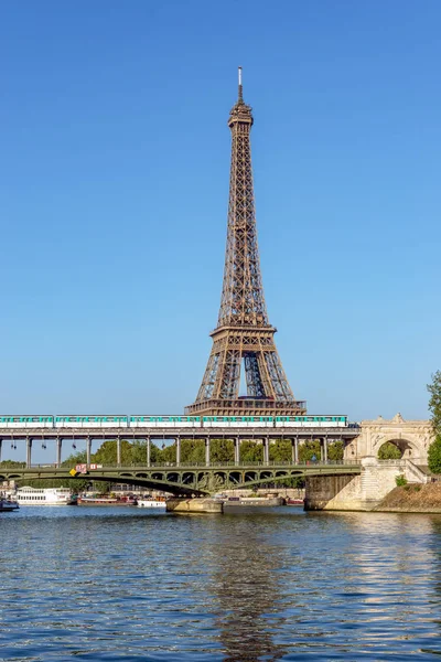 Eiffeltoren en Bir-hakeim bridge - Parijs — Stockfoto