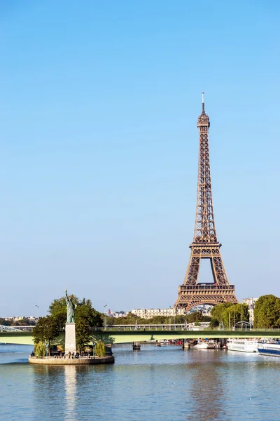 Άγαλμα της ελευθερίας και του Άιφελ τον πύργο - Παρίσι, Γαλλία — Φωτογραφία Αρχείου