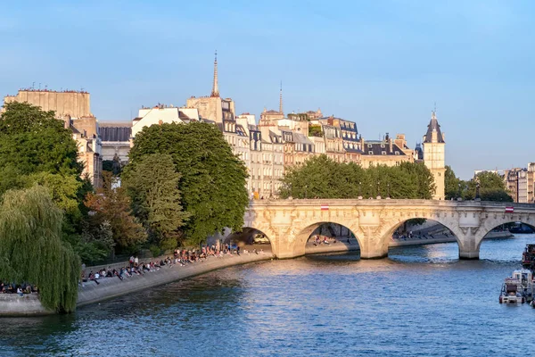 Cite Pont Neuf в Парижі і Мак-Дональд — стокове фото