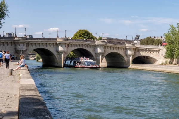 Την κυκλοφορία βαρκών κάτω από την γέφυρα Pont Neuf - Παρίσι, Γαλλία — Φωτογραφία Αρχείου