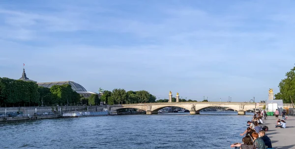 Pont des інвалідів і великий палац - Париж, Франція — стокове фото