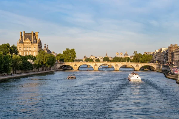 Pont Royal sobre o rio Sena - Paris, França — Fotografia de Stock
