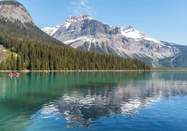 Canoa en el lago Esmeralda en las Montañas Rocosas Canadienses - Yoho NP, BC, Canadá — Foto de Stock