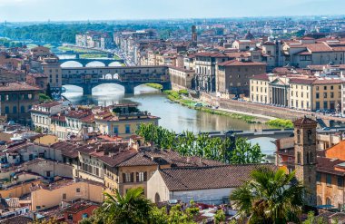 Floransa cityscape Arno Nehri ve Ponte Vecchio köprüsü üzerinde Manzaralı