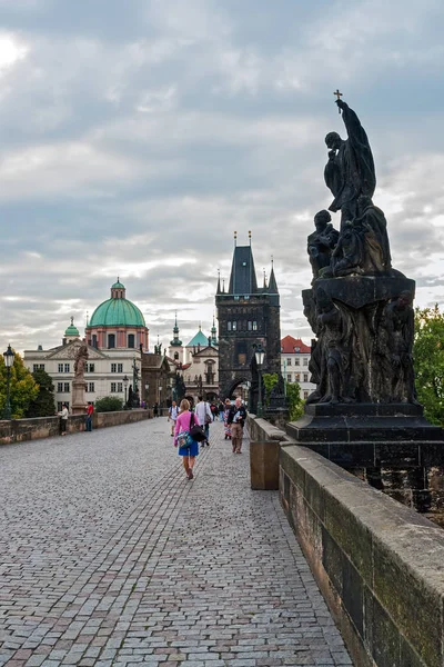 Lidí, kteří jdou na Karlův most - Praha, Česká republika — Stock fotografie