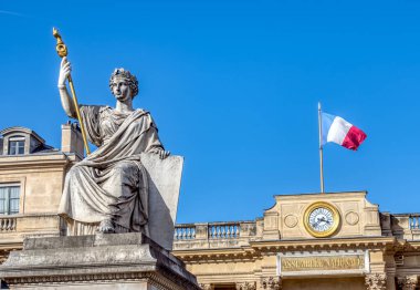 Fransız Millet Meclisi bir hukuk heykeli Paris'te