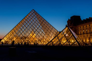 Louvre piramit geceleri - Paris, Fransa