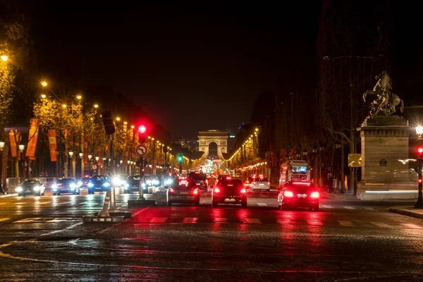 Nacht verkeer op de Champs-Elysees - Parijs, Frankrijk — Stockfoto