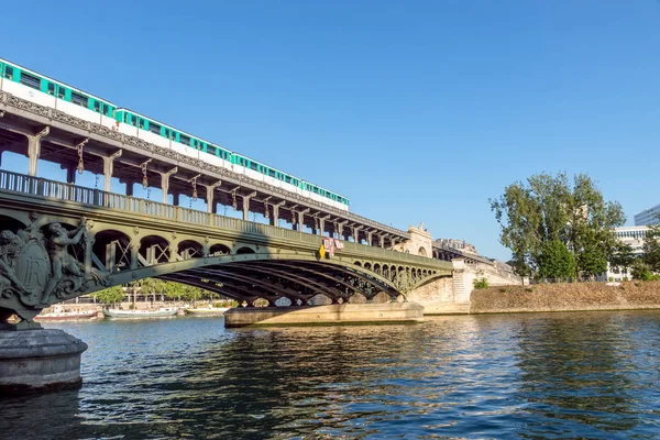 空中地铁过境点 Bir Hakeim 桥-巴黎 — 图库照片