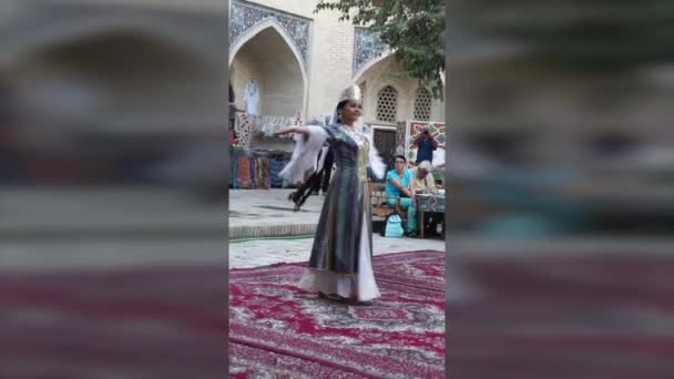 Bukhara Oezbekistan Oezbeekse Traditionele Dans Van Meisjes Verticale Video — Stockvideo