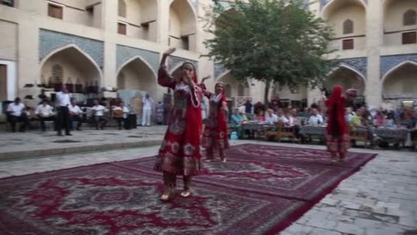 乌兹别克斯坦布哈拉 乌兹别克传统女孩舞蹈 — 图库视频影像