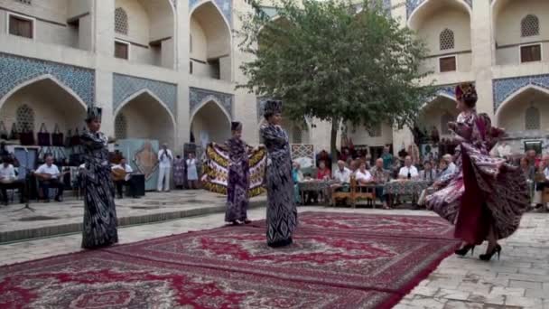 Бухара Узбекистан Узбекский Модный Показ Девушек — стоковое видео