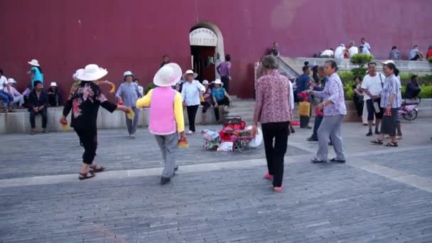 Jianshui Китай Квадратні Танці Jianshui Люди Збираються Шрифт Міських Воріт — стокове відео