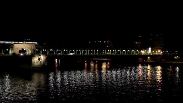 Tunnel bana korsning Bir-Hakeim bro på natten — Stockvideo